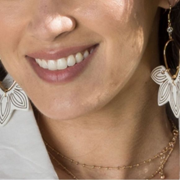 NWT VEGAN WHITE LEATHER FLORAL HYDRANGEA STATEMENT EARRINGS WHITE GOLD ACCENT - Picture 3 of 14